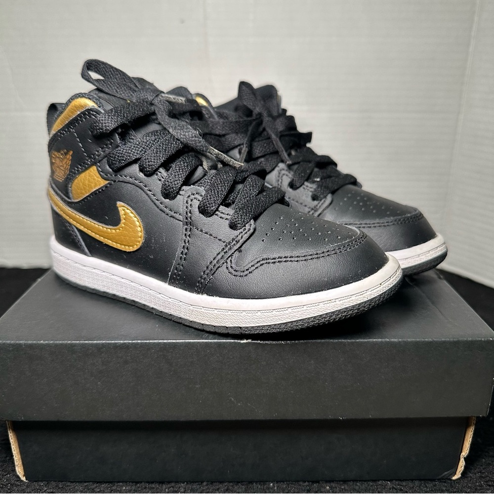 Jordan 1 Mid Pre School Black Gold Size DQ8424-071 Sz 11C Like New